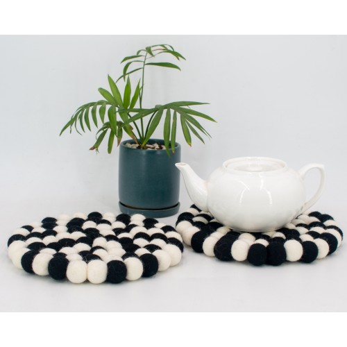 Checkered Round Felt Ball Trivet