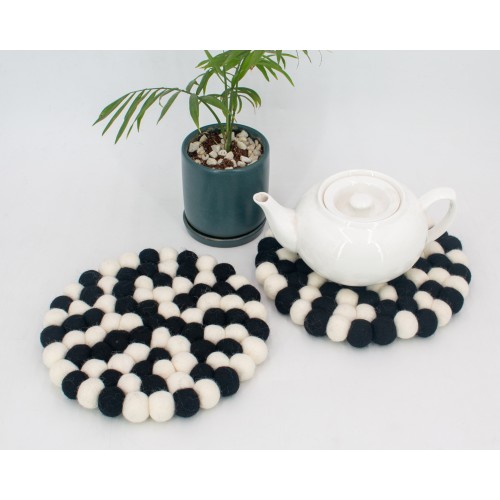 Checkered Round Felt Ball Trivet