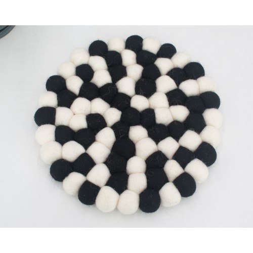 Checkered Round Felt Ball Trivet