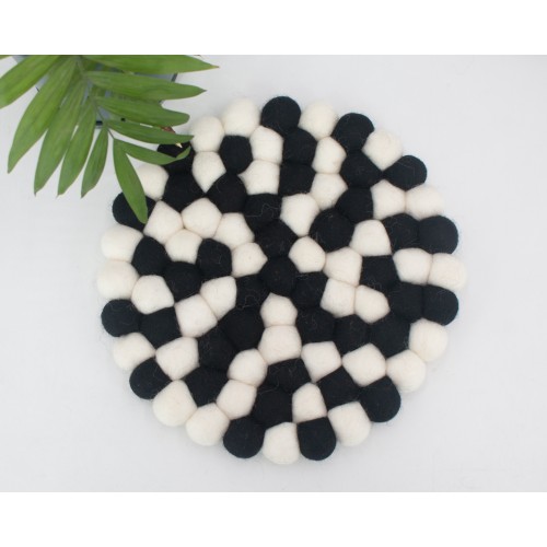 Checkered Round Felt Ball Trivet