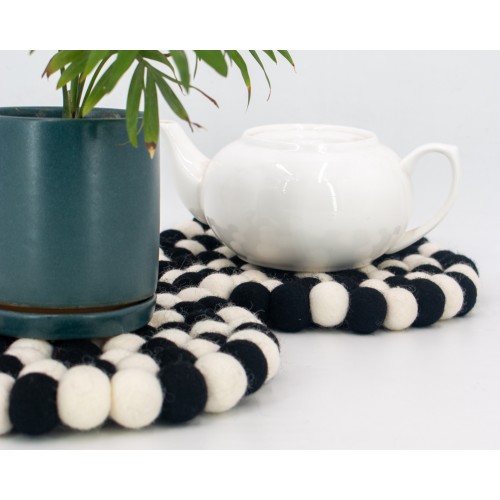 Checkered Round Felt Ball Trivet