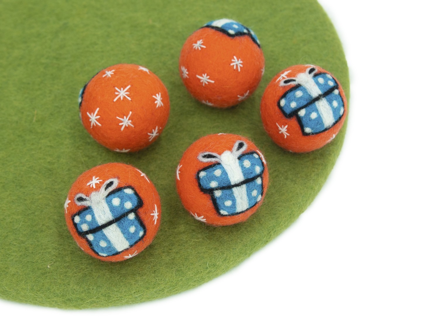 Handmade 5cm Felt Christmas Ornaments Ball Gift Felt and Yarn