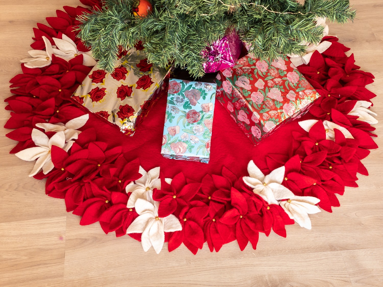 Elegant 42-inch Wool Felt Tree Skirt: Cream & Red Poinsettia Base