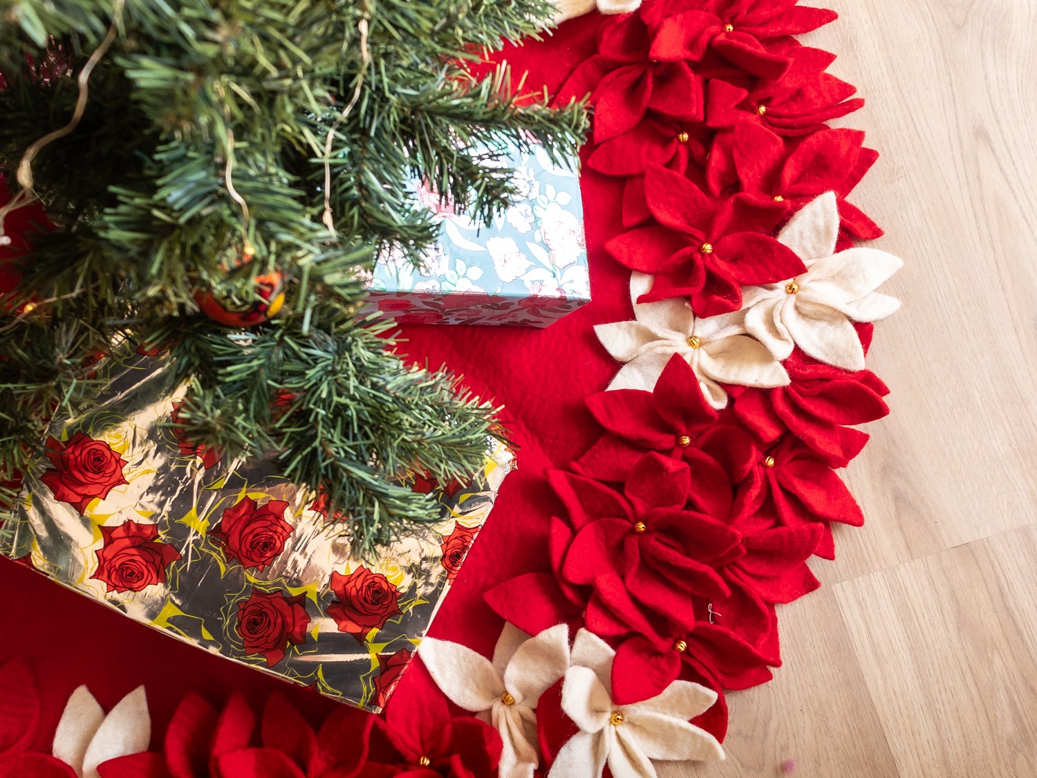 Elegant 42-inch Wool Felt Tree Skirt: Cream & Red Poinsettia Base