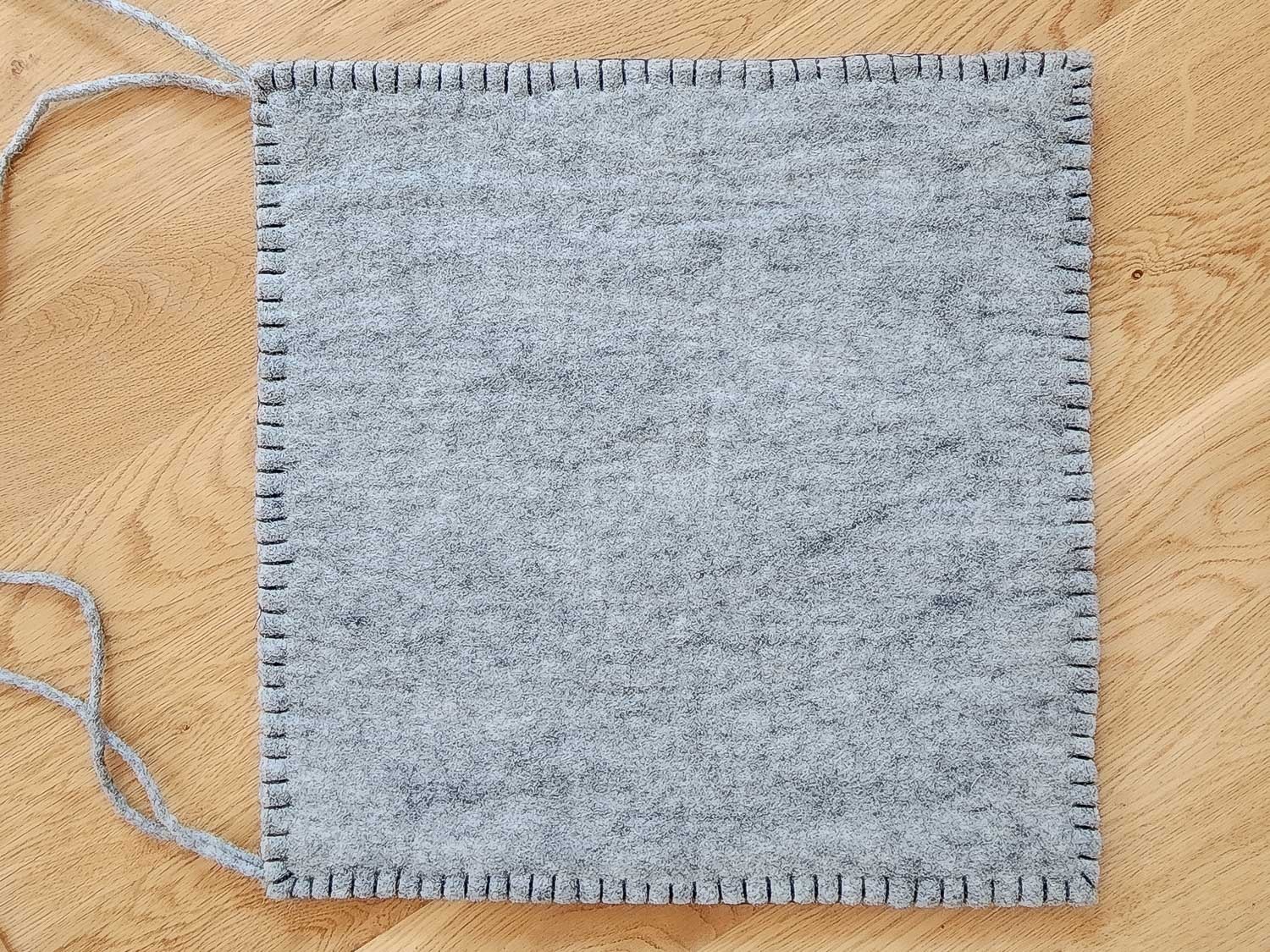 https://www.feltandyarn.com/12038-large_default/5-pieces-wool-felt-chair-pads-with-ties.jpg