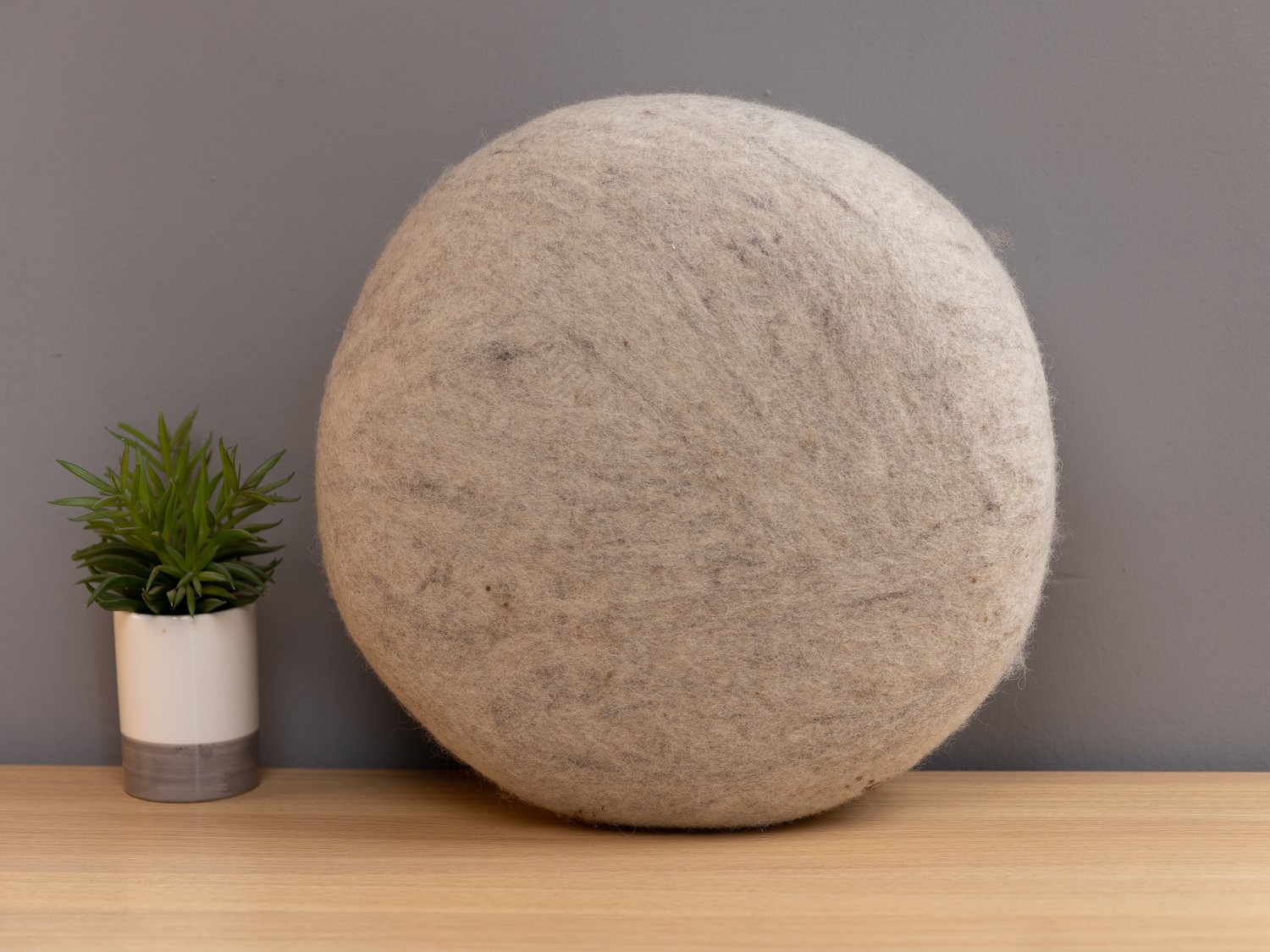 How to make felt balls pouffe to use as furniture - Glaciart One