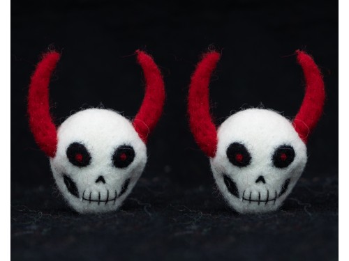 8cm Felt Skull with Red Horn