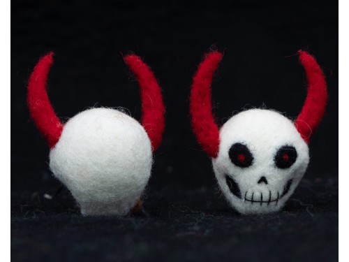 8cm Felt Skull with Red Horn