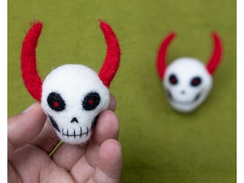 8cm Felt Skull with Red Horn