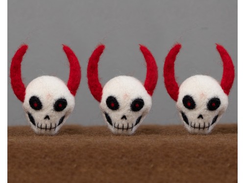 8cm Felt Skull with Red Horn