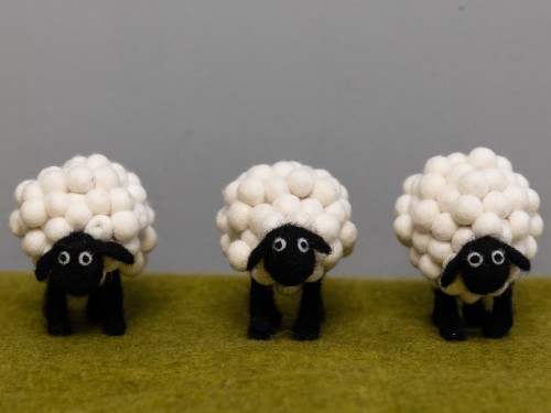 9x7cm Handmade Wool Felt PomPom Sheep