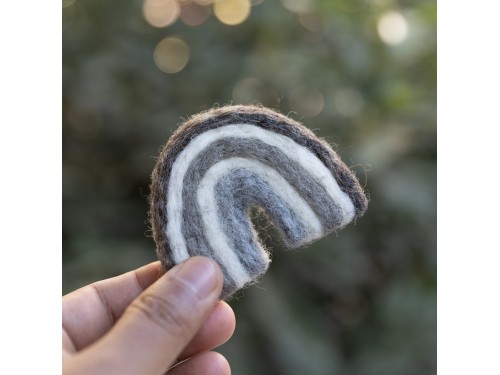 7x6cm Grey Felt Rainbow