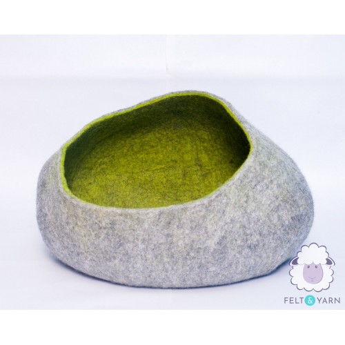 Big opening cat house - Felt and Yarn