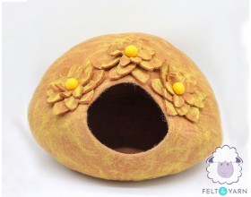 Flower design cat house - Felt and Yarn