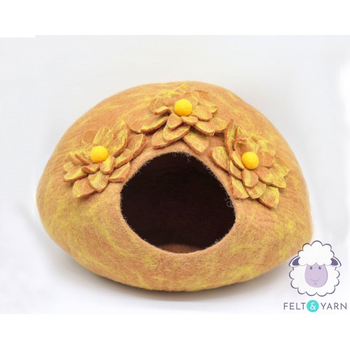 Flower design cat house - Felt and Yarn