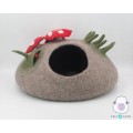 Cat cave with mini mushroom - Felt and Yarn