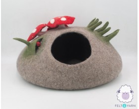 Cat cave with mini mushroom - Felt and Yarn