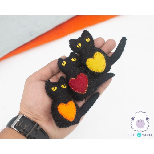 7x4.5cm Stitched Felt Cat with Heart Design