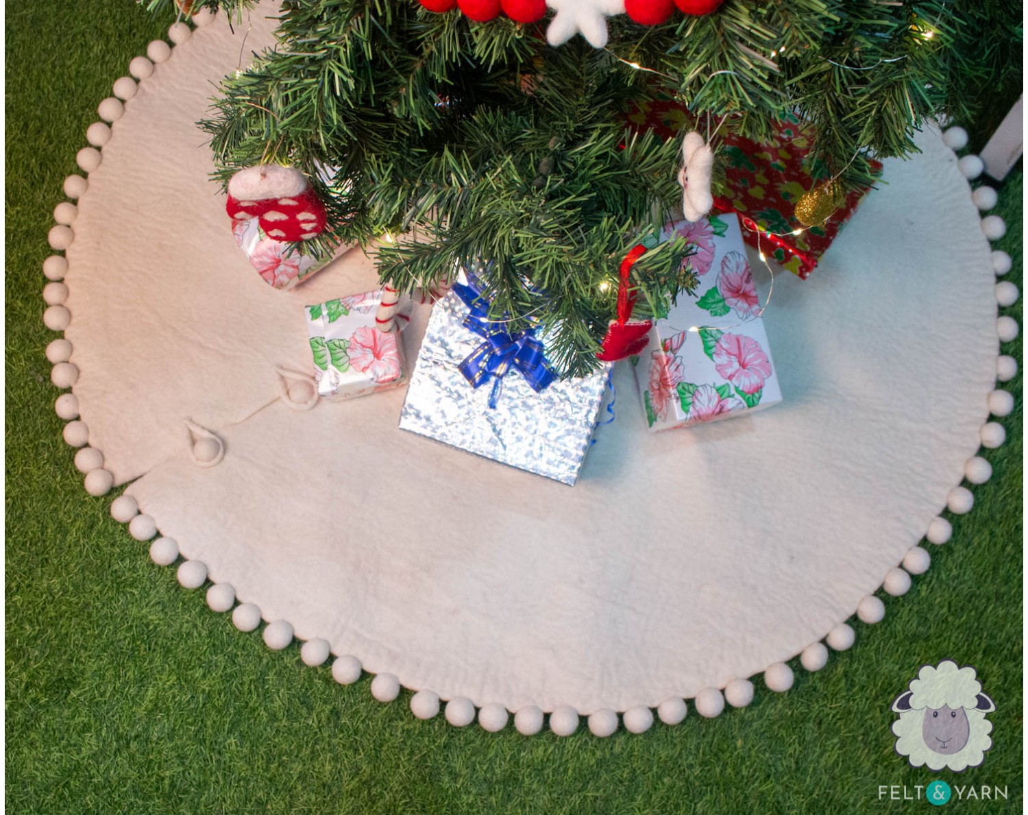 White And Red Tree Skirt With Pom Poms - Felt & Yarn