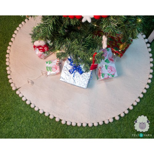 White and red tree skirt with pom poms - Felt and Yarn
