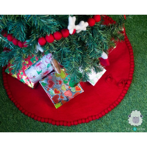 red Christmas tree skirt - Felt and yarn