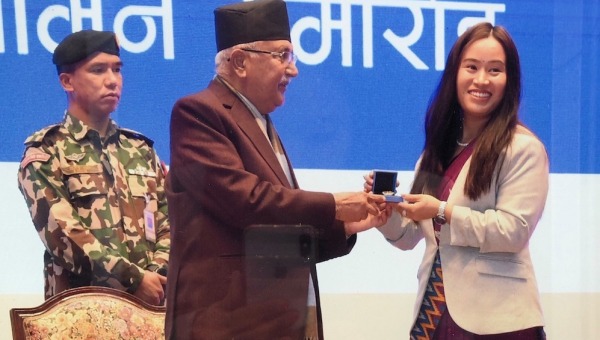 Ms. Sunita Sherpa receiving the CIP Award 2020 from Prime Minister KP Oli